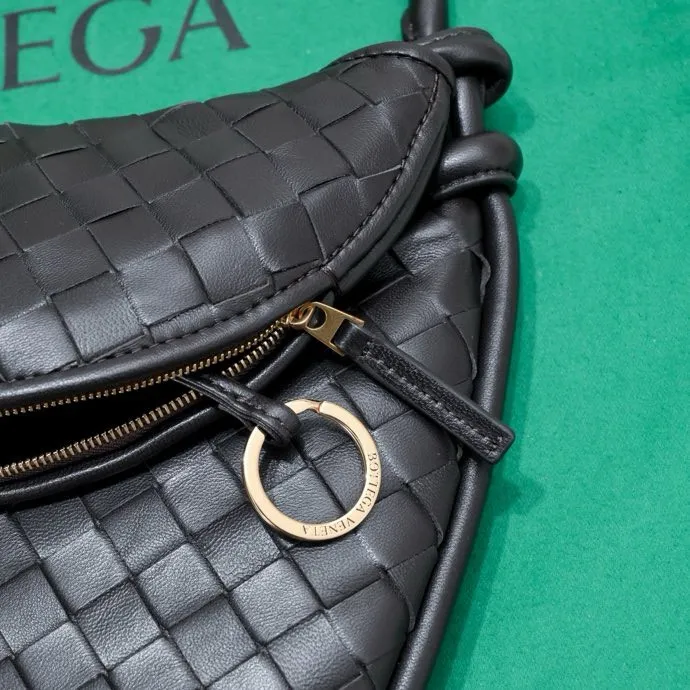 Batch 1860 Bv Shu Qi's same "Gemelli" twin bag 👇 Locked in advance 24 years of hot style 💕 Gemelli is paired with two half-moon shaped bags, matched with the brand's iconic intrecciato woven sheepskin, equipped with a detachable tubular handle, which can be used as a clutch, on the shoulder or by flipping the small crescent moon as a handle, or as a long shoulder strap 🉑️ crossbody The dual design has a personalized yet charming attitude, and the eye-catching visual impact brings an elegant and fashionable feeling. It is a bag worth buying💥 Size: 36x25x10, Model: 4281#